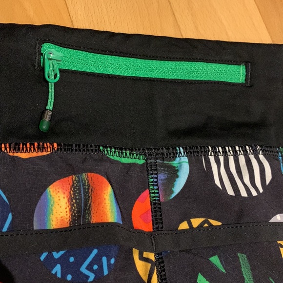 🌟HostPick🌟Colourful Circles Lululemon Seawheeze Speed shorts 2.5 in - size 12 - Picture 9 of 16